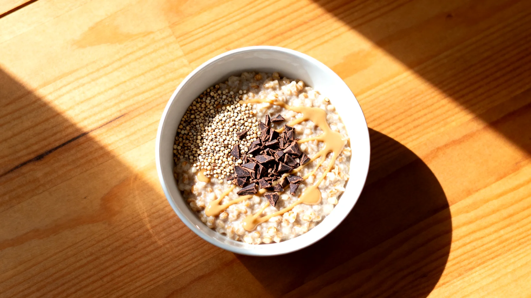 Buchweizen-Porridge mit Amaranth, Kakao-Nibs und Tahin"