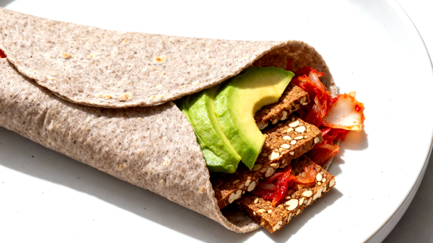 Buchweizen-Tempeh-Wraps mit Kimchi und Avocado"