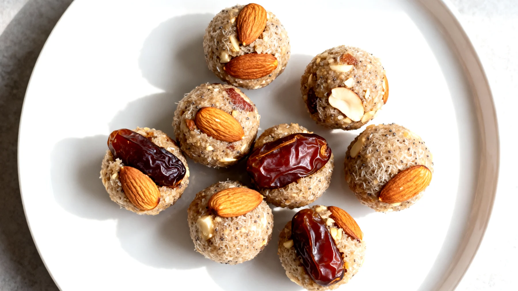 Flohsamenschalen-Energiebällchen mit Datteln und Mandeln"