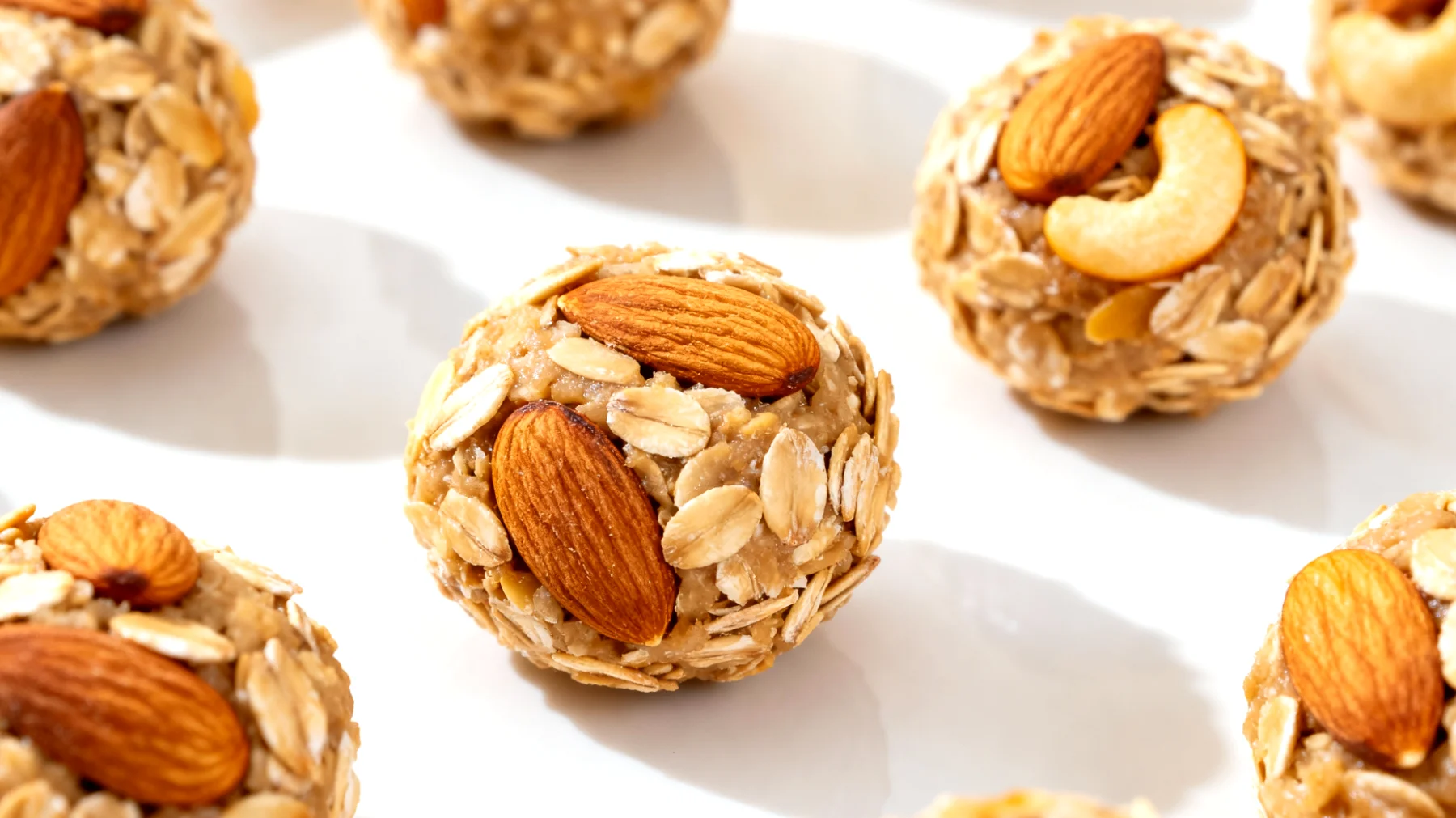 Haferflockenbällchen mit Mandeln und Aprikosenkerne (Haferbällchen)"