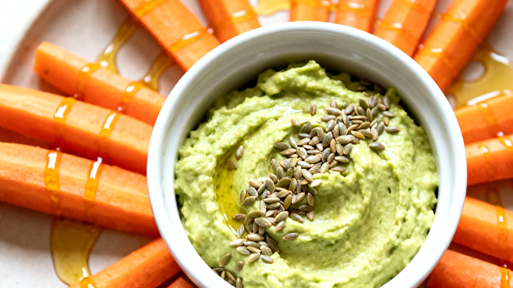 Hanfsamen-Avocado-Creme mit Karotten und Leinsamenöl"