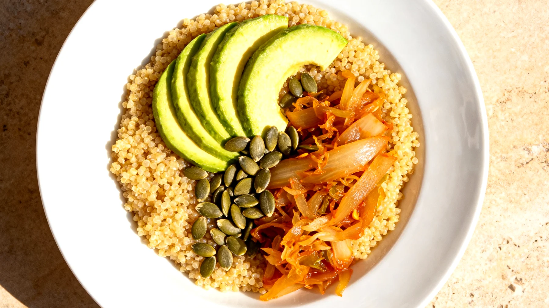 Hirse-Bowl mit Avocado, Kürbiskernen und fermentiertem Gemüse"