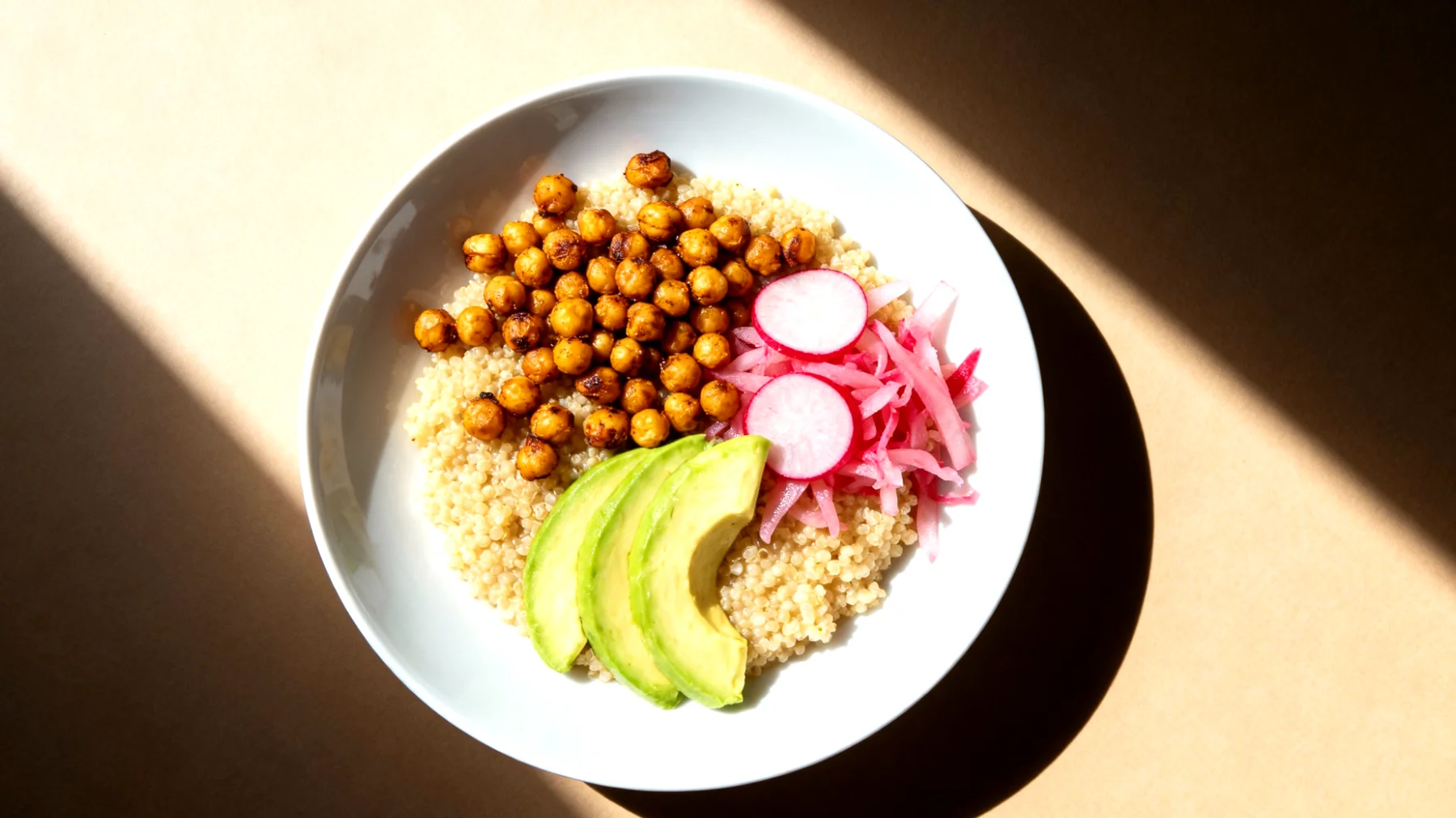 Hirse-Bowl mit gerösteten Kichererbsen, Avocado und fermentierten Rüben"