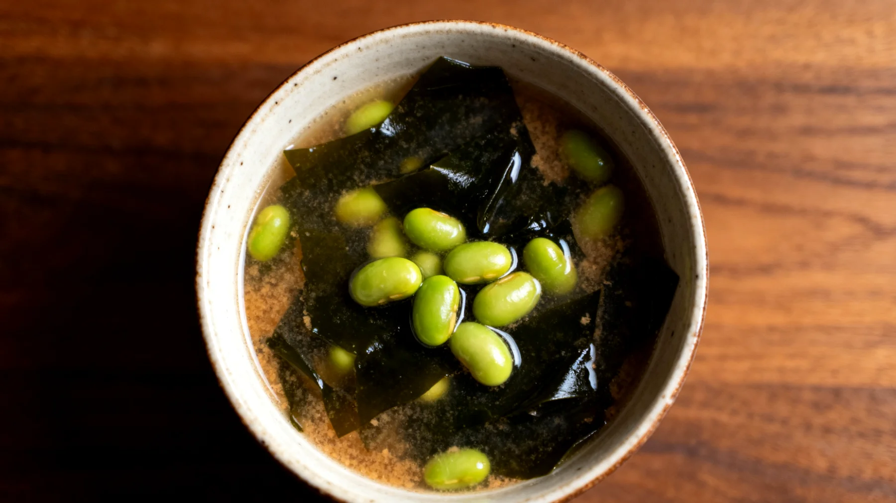 Miso-Suppe mit Wakame-Algen und Edamame"