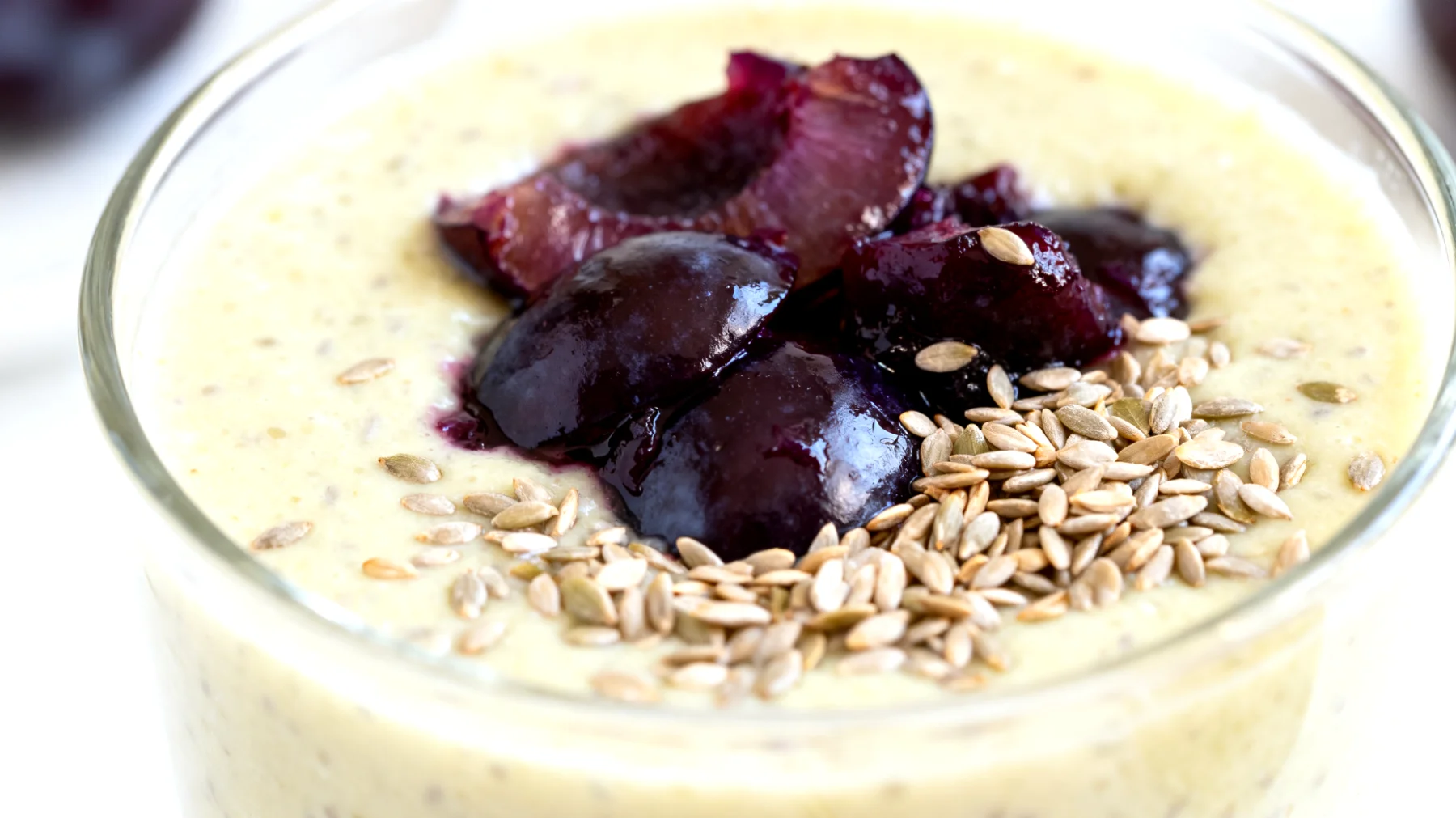 Kefir-Smoothie mit geschälten Hanfsamen und gedünsteten Pflaumen"