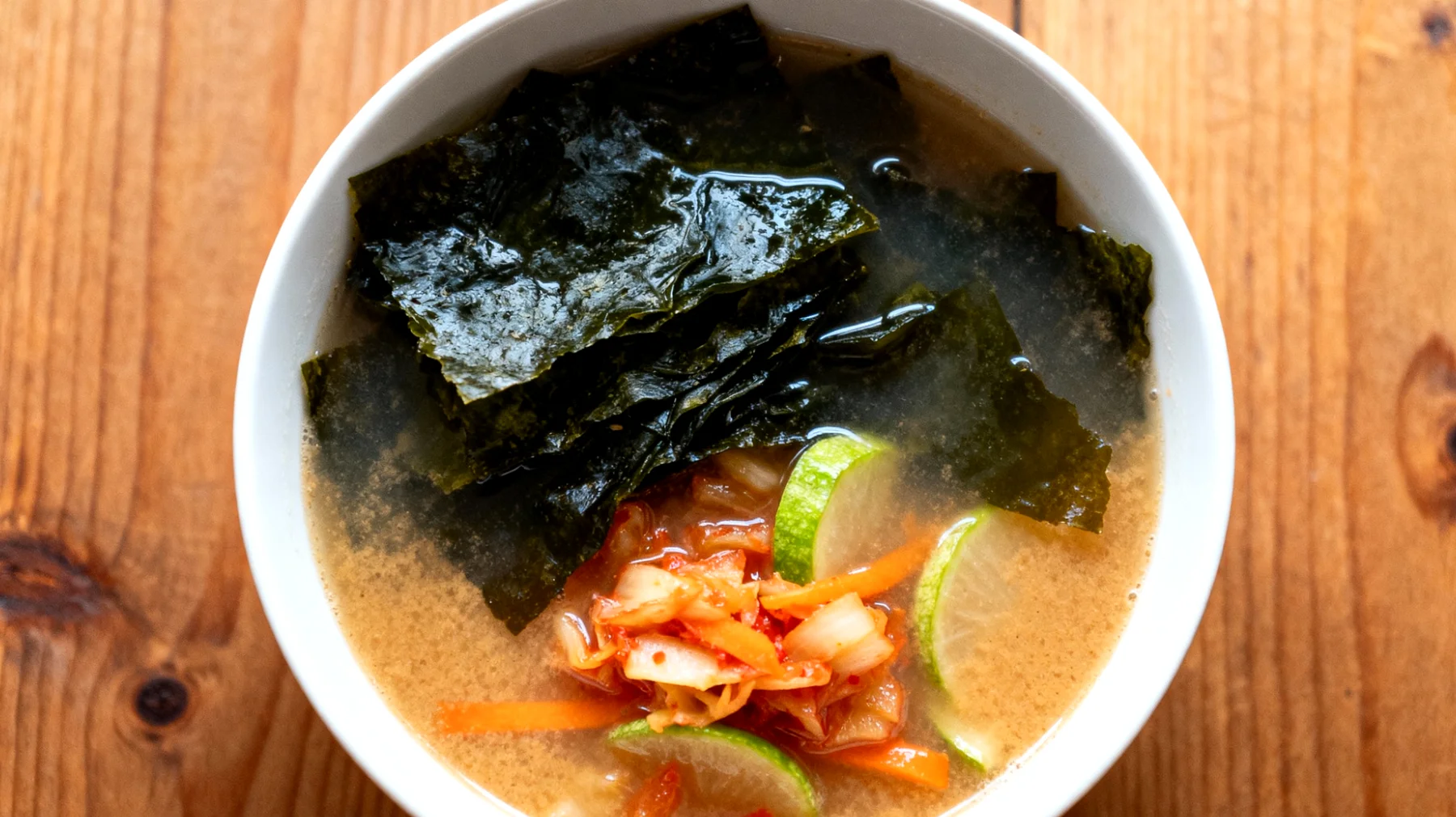 Miso-Suppe mit Wakame-Algen und fermentiertem Gemüse"