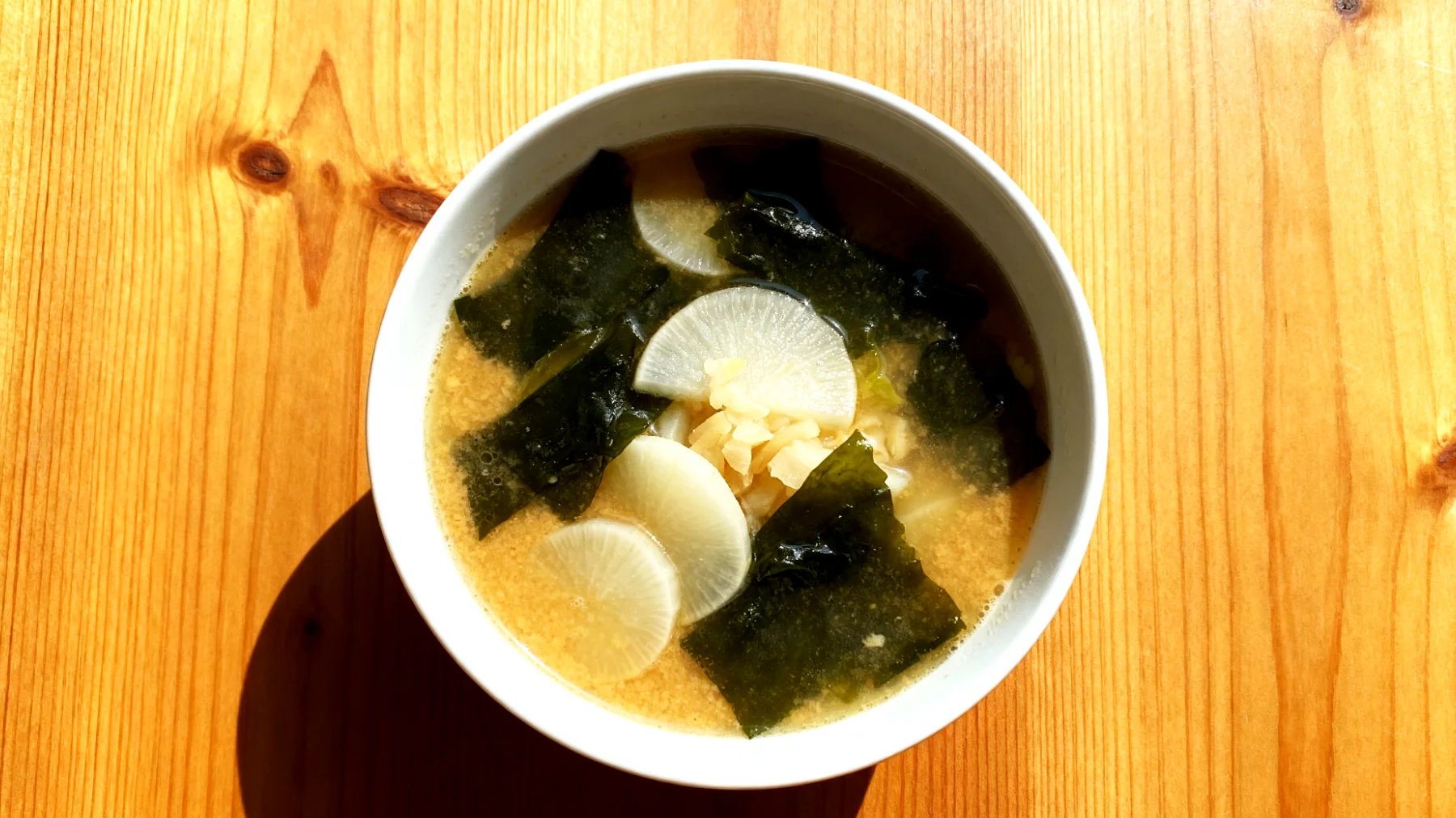 Miso-Suppe mit Wakame-Algen und fermentierten Rüben"