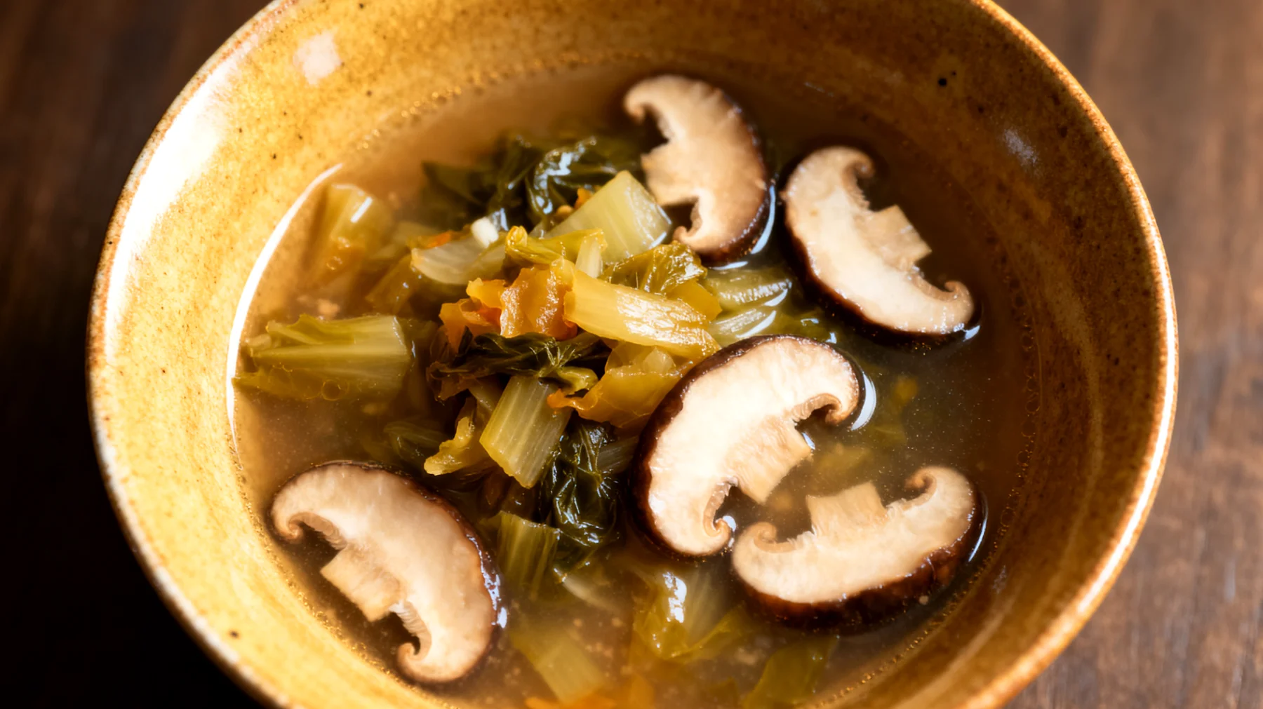 Miso-Suppe mit fermentiertem Gemüse (Kimchi oder Sauerkraut) und Shiitake-Pilzen"