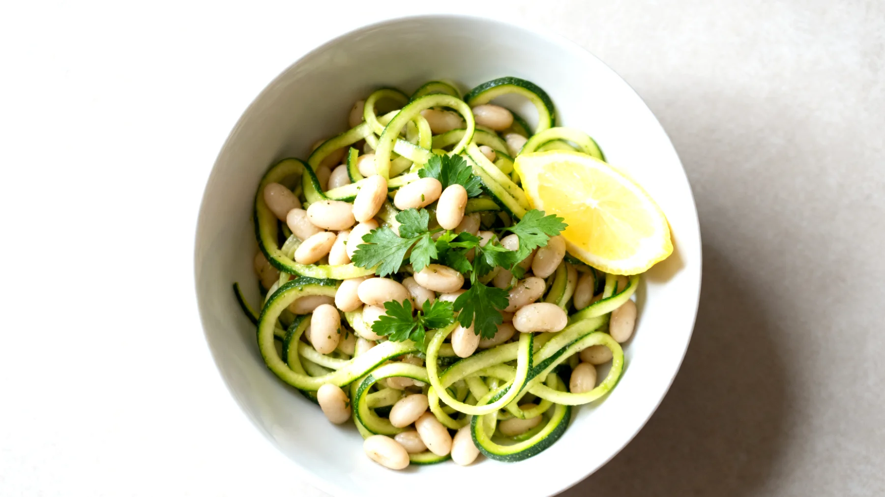 Zucchini-Nudeln mit weißen Bohnen und Zitrone"